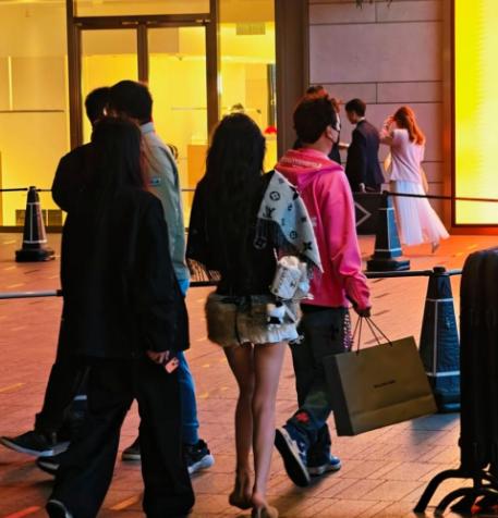 王思聪再添感情疑云
上月还在日本和懒懒甜蜜庆生，
贴身陪伴甜到齁；
今天小年却独