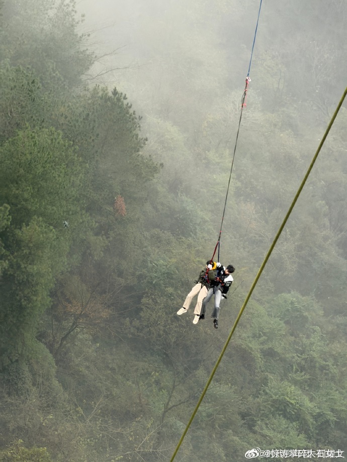 刘耀文很烦刘耀文没喊我很帅现在很烦 刘耀文《宇宙闪烁请注意》玻璃桥自夸后懊恼，微