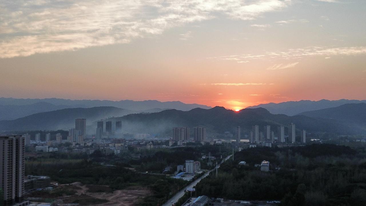 #晒晒夕阳西下时的美丽景色#南漳县城美丽的天空，夕阳无限好只是近黄昏！真的是一瞬
