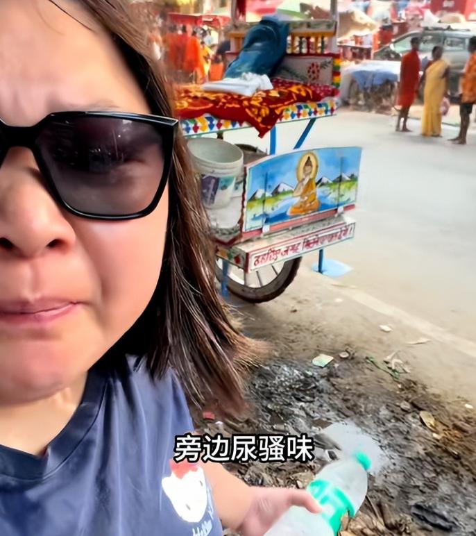 一名网名叫“刘开心”的中国女博主独自去了印度。她住进廉价大通铺，走进恒河公共浴场