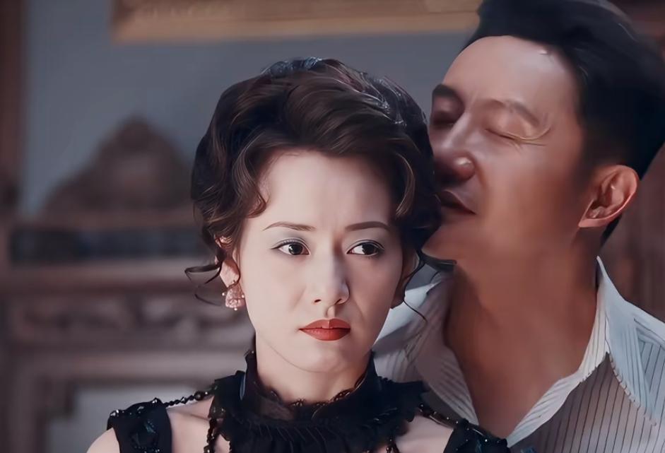 灼灼青春中隐藏的一个惊人细节，白冰心的意外行程
灼灼韶华播到二十七集，弹幕全在倒