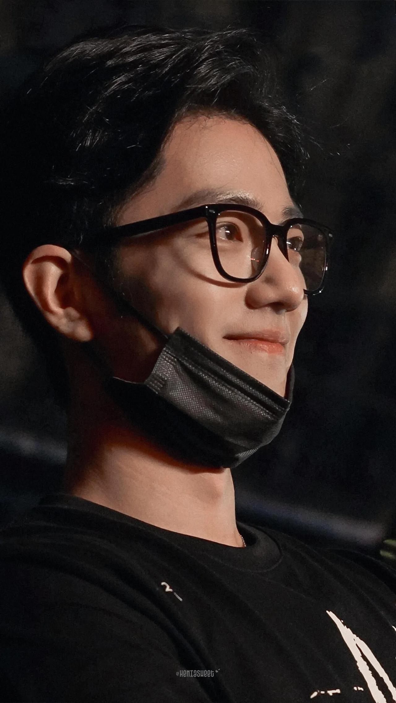 为啥肖战在娱乐圈口碑这么好？


他眼含热泪的看着他喜欢的歌手孙燕姿姐姐，就如同