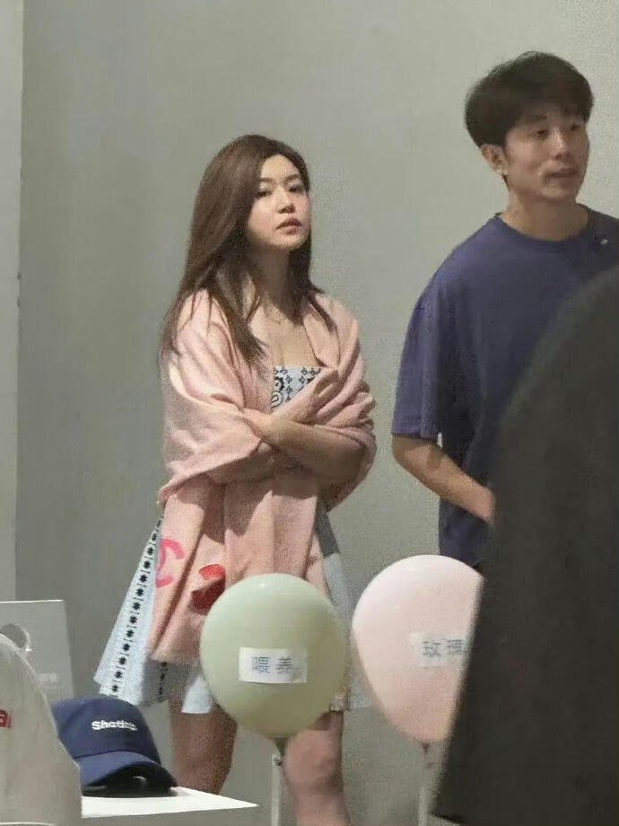 阿那亚偶遇陈妍希网友阿那亚偶遇陈妍希 网友在阿那亚偶遇陈妍希，粉色连衣裙好漂亮！