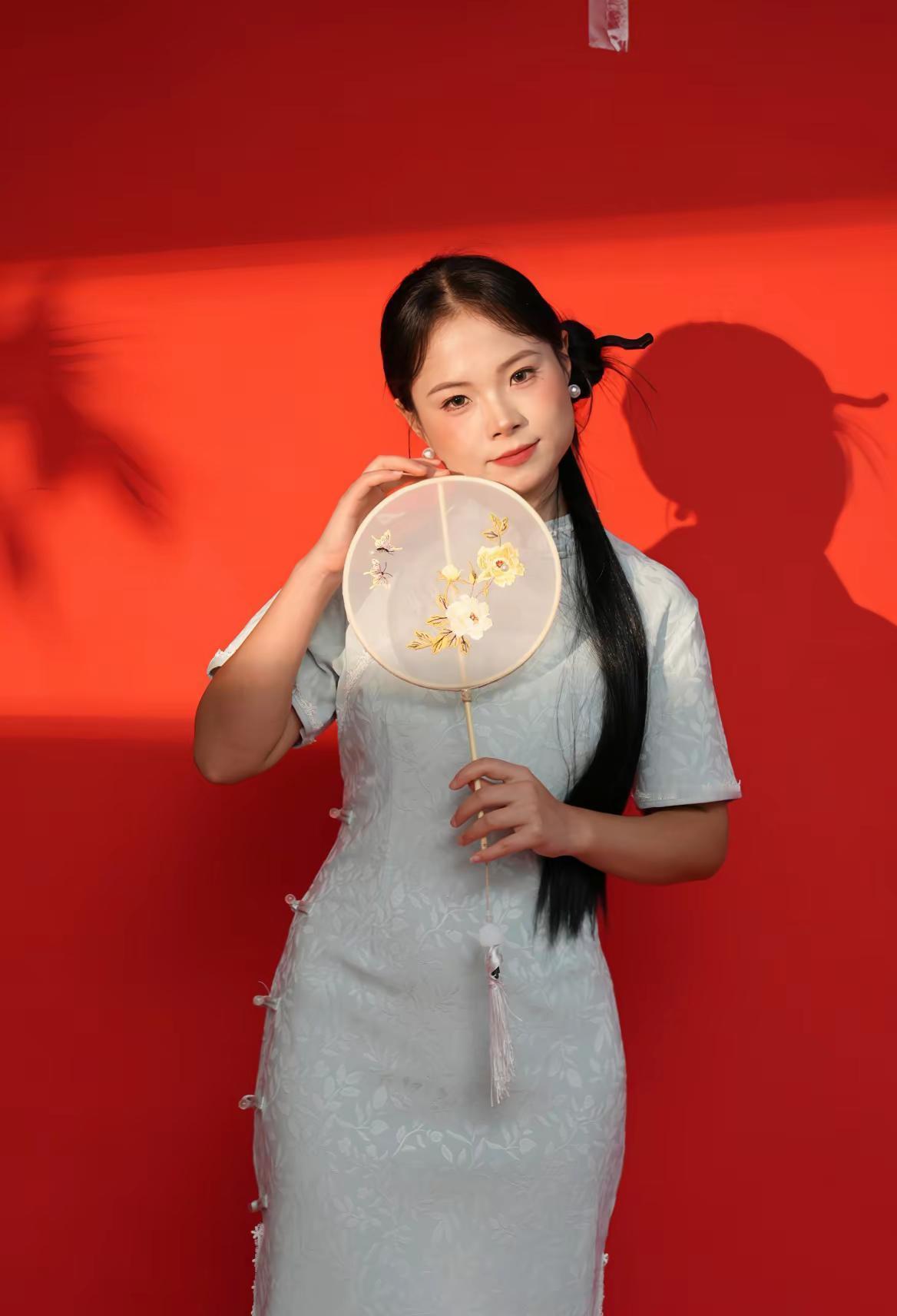 张爱玲写旗袍，今天的女人穿出了新命。
不是怀旧，是自己当主角。
东华大学和拾遗织