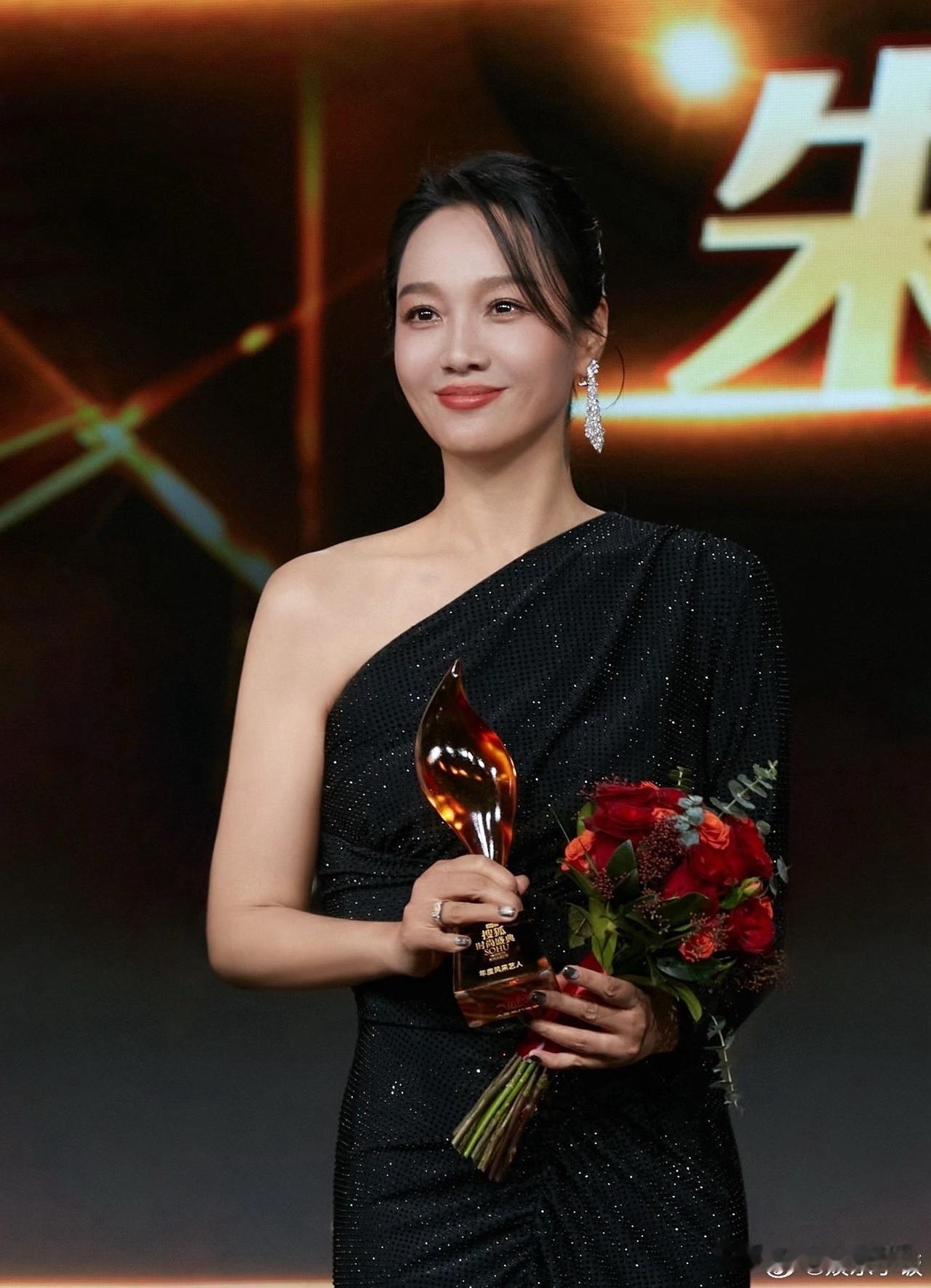 朱丹给所有人上了一课
那就是在哪里跌倒就在哪里爬起来
昨天朱丹主持尖叫之夜，终于