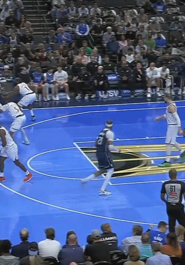 詹姆斯哈登确实是年龄大了脚步比以前慢了许多。比如这球单防布兰登威廉姆斯时，他防守