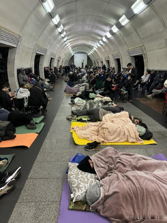 【俄罗斯空袭基辅，4人死亡，20人受伤，基础设施受损】

基辅市军管局在电报频道