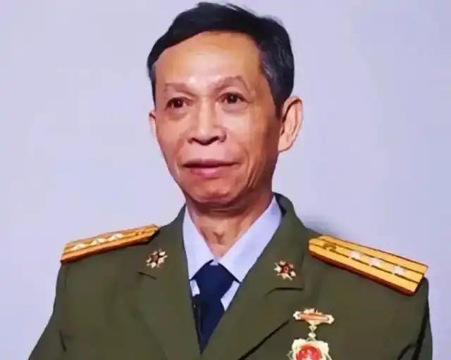 对越反击战中，副班长覃毅忠本被记三等功，团参谋长副班长覃毅忠本被记三等功，团参谋