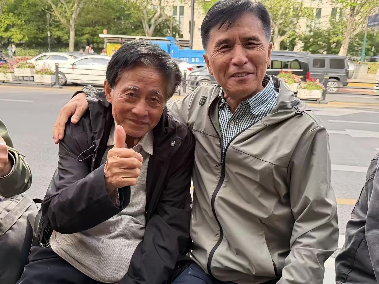 东边不亮西边亮！建工爷叔买股票不行，跟着张半仙炒股也不行，但是现在因为股市被套成