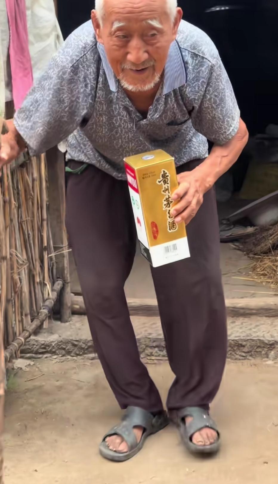 看到农村高龄夫妇打开孙女买的53度飞天茅台，在饭桌上享用的视频，心中满是融融暖意