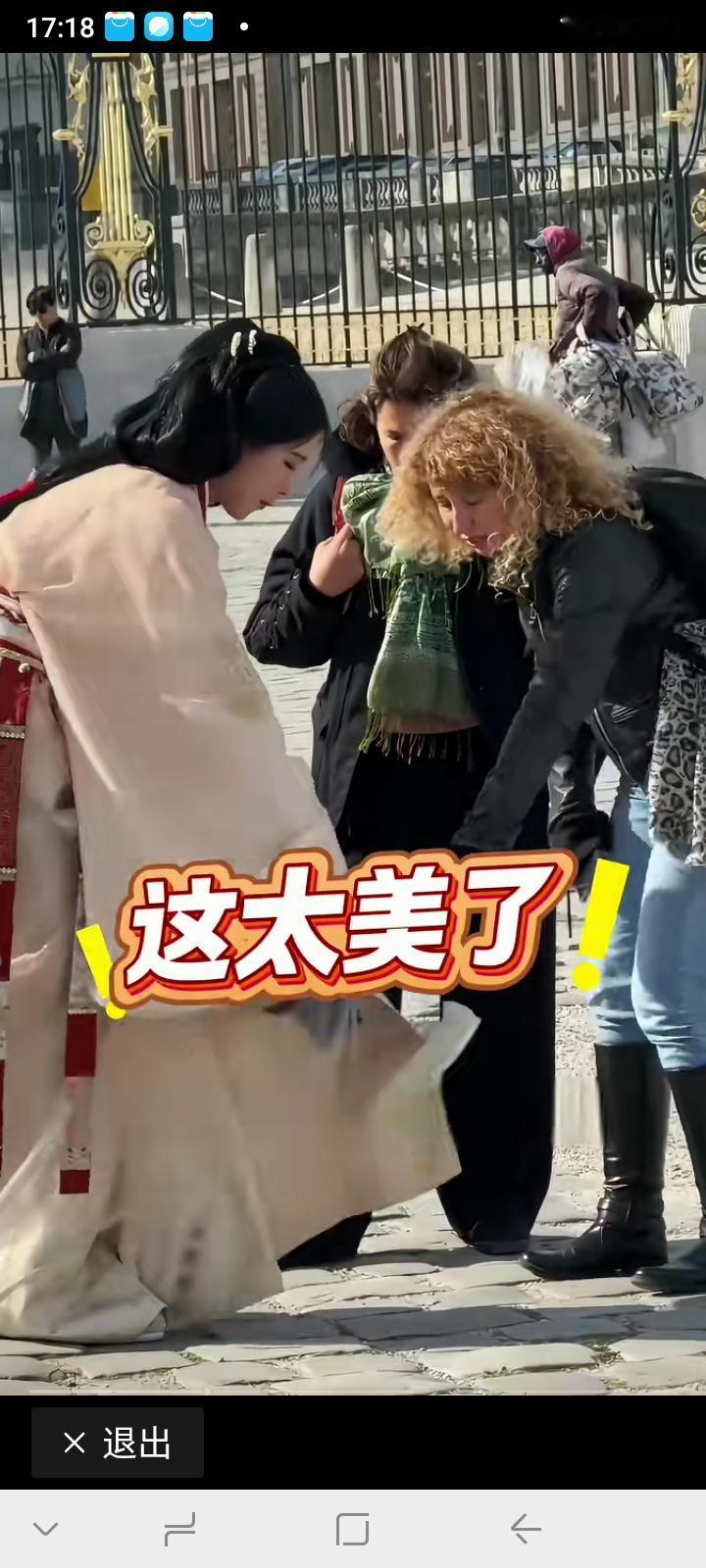 中国女孩身穿汉服在意大利佛伦伦萨行走，受到了各国游客的关注与赞美，不少人纷纷求合