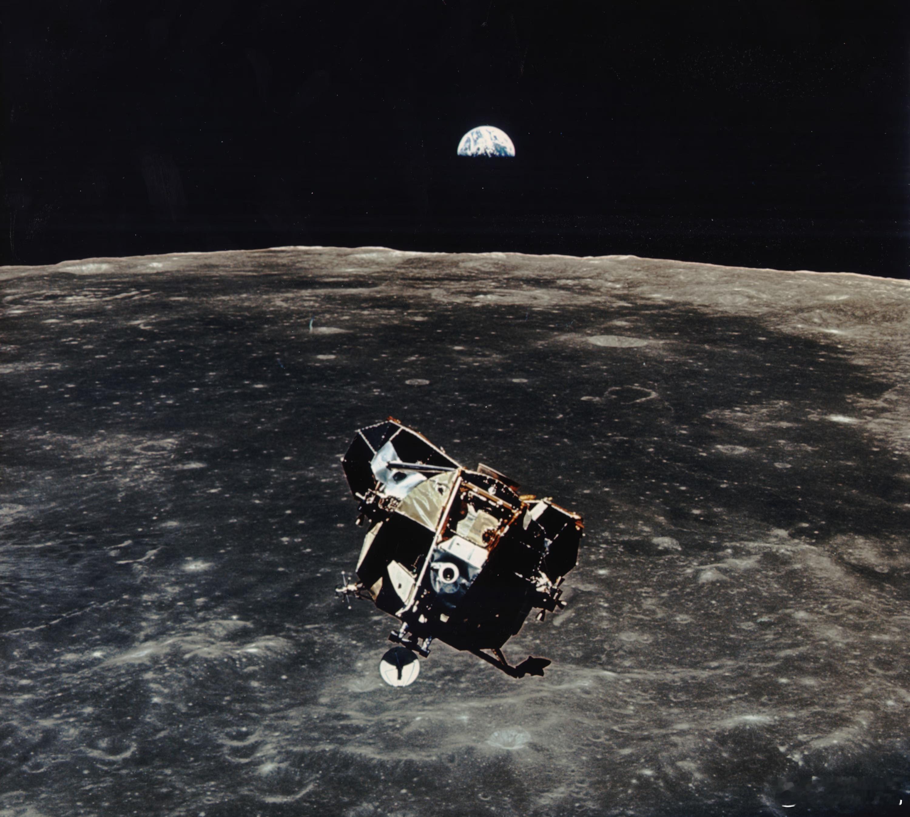 1969年7月20日，人類第一次在月球上留下足跡。阿波羅11號登月艙「鷹號」在月