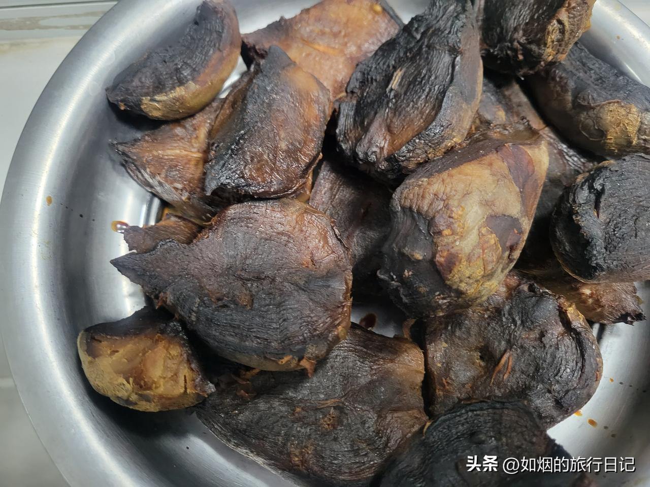看看我烀的辣菜焖儿，到今天是在阳台上晾晒了两天，颜色变红，芥菜身变得褶皱。

前