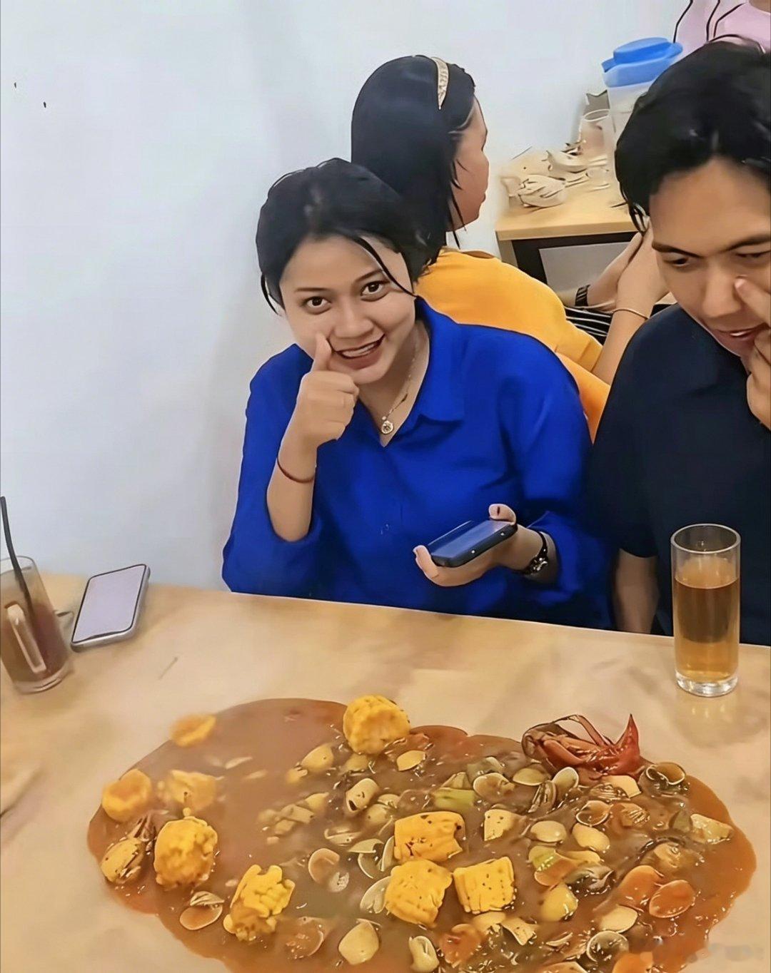 餐馆老板要疯了，印度客人直接把餐倒在桌子上吃