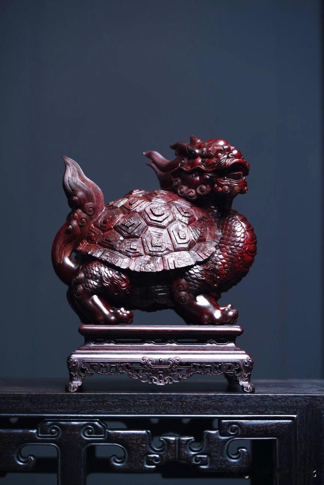 有些镇物，不用张扬，就已经压得住场。

这尊龙龟，第一眼不是细节，而是气。
龟背