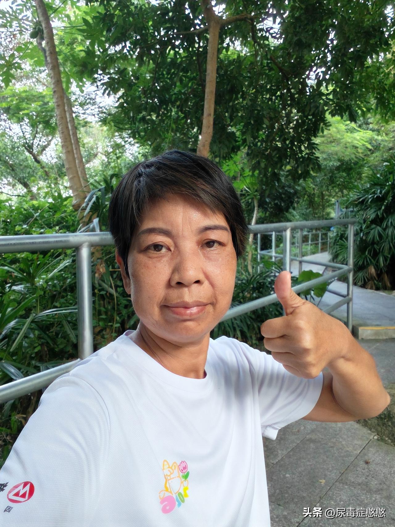 刚跑完5公里，出不少汗，隧道没有风，上到山上来吹吹风。
     上周一去摘荔枝