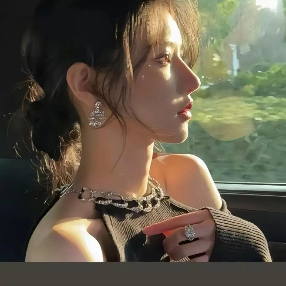 优雅车中，微风拂面，尽显温柔气质。知性微笑动景 甜美驾车的美女 秋日车中景 暖车