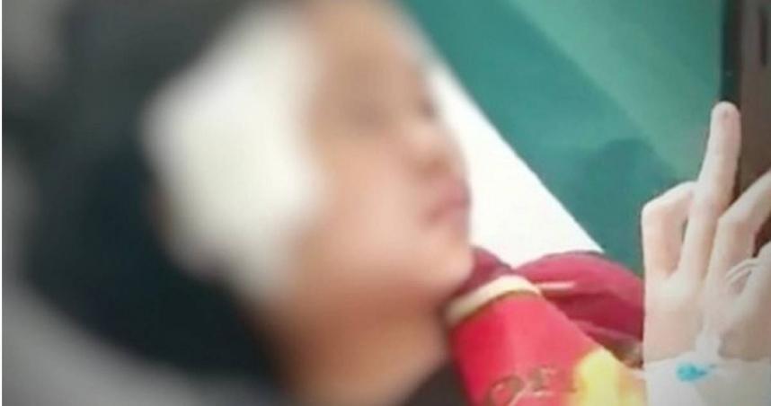越南日前发生惊悚校园意外。一名14岁女学生上完体育课坐下休息，突然被远方飞来的一