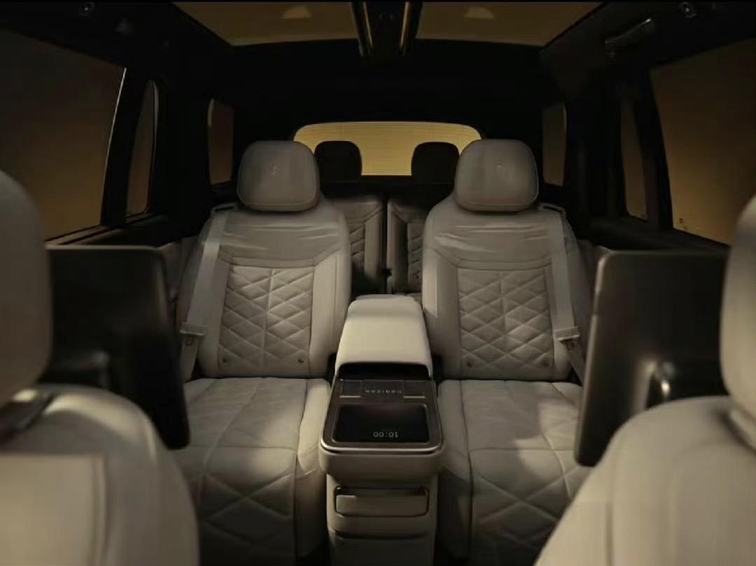 蔚来ES9通道布局和中岛布局，选哪个？
总感觉，如果是家用，座椅中间有个通道还是