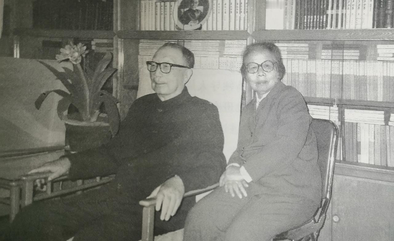 1989年5月，聂荣臻元帅和夫人张瑞华在北京家中合影，他们是一对革命夫妻，一起走