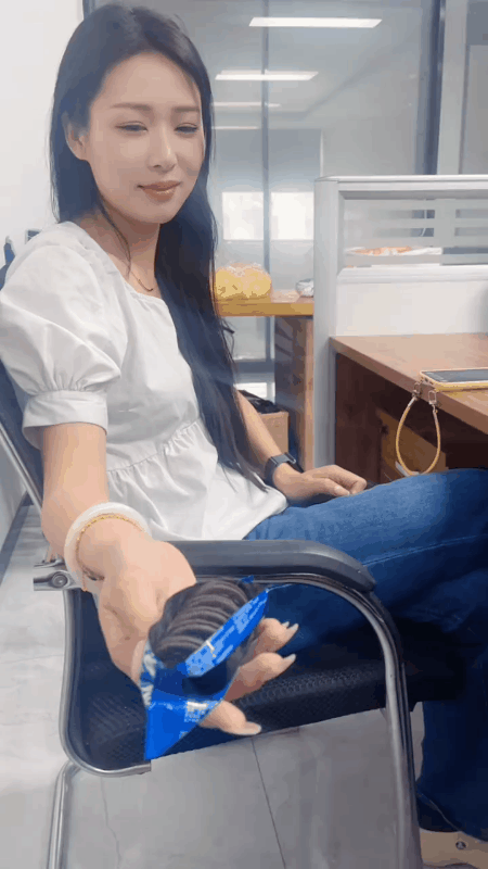 公司女同事向一名男子分享她的饼干小零食。
这个男子竟然毫不客气，一下子就把饼干全
