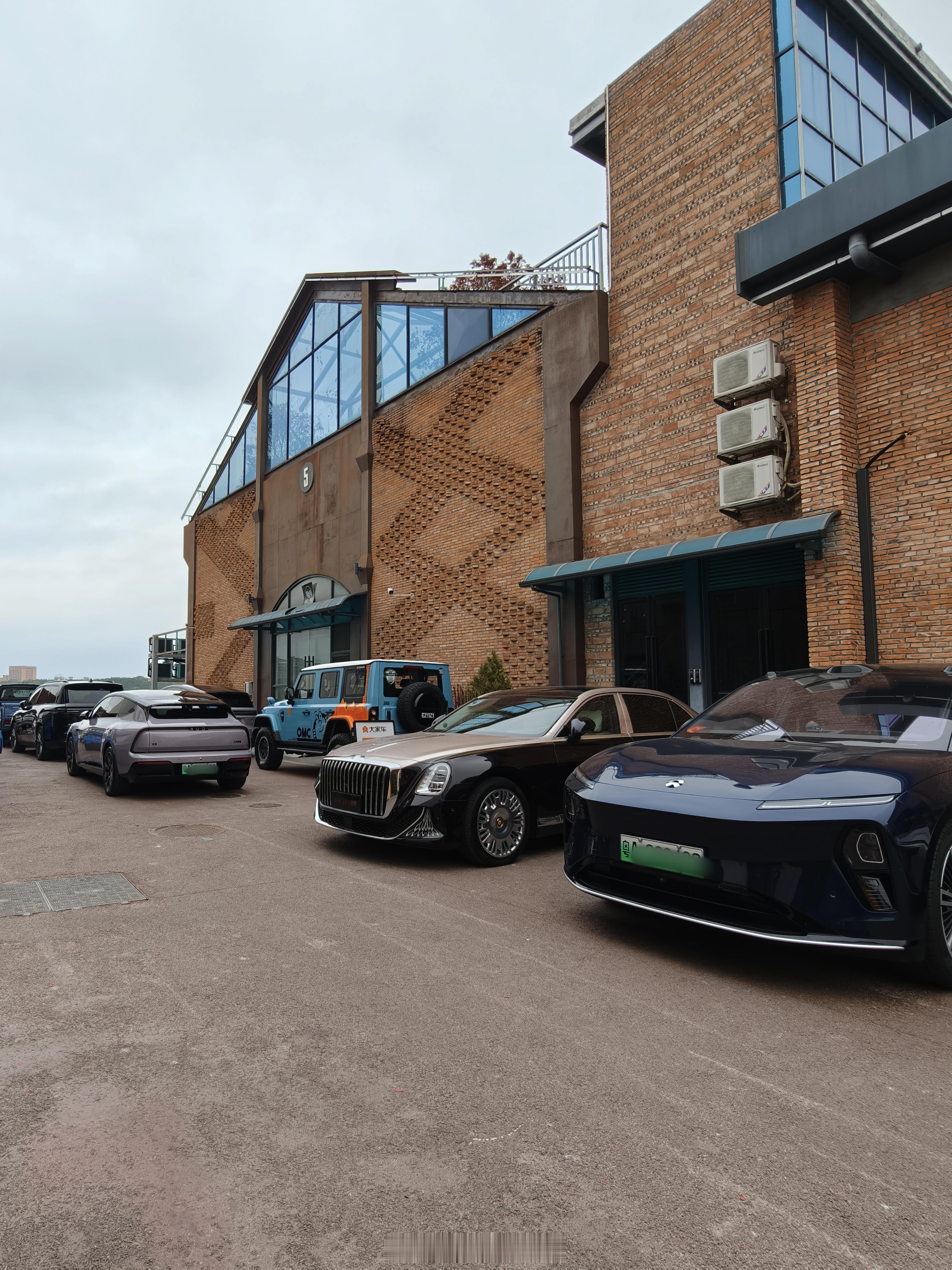 早晨啊朋友们，今日天阴阴，仍无碍我们整装待发加油兄弟！ 