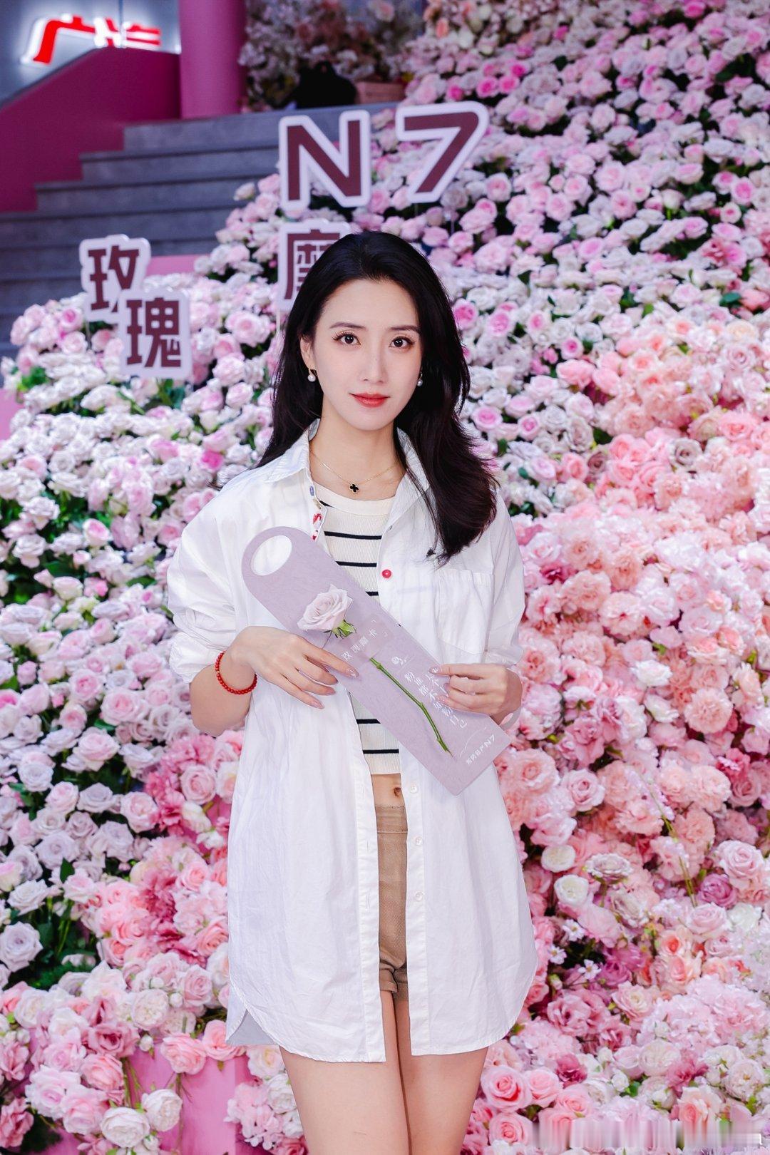 虽然过了零点，但今年情人节的浪漫是日产给的，4万朵新鲜玫瑰在展台，玫瑰摩卡新内饰