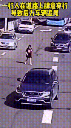 这位女子走路完全不守规矩，不走人行道，反倒大摇大摆走机动车道，还自顾自打着电话慢
