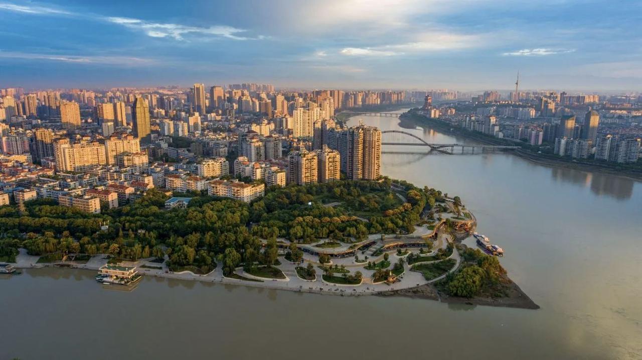 四川省绵阳市，地处川北涪江与支流安昌河的交汇处，是一座军工背景下的产业化城市，也