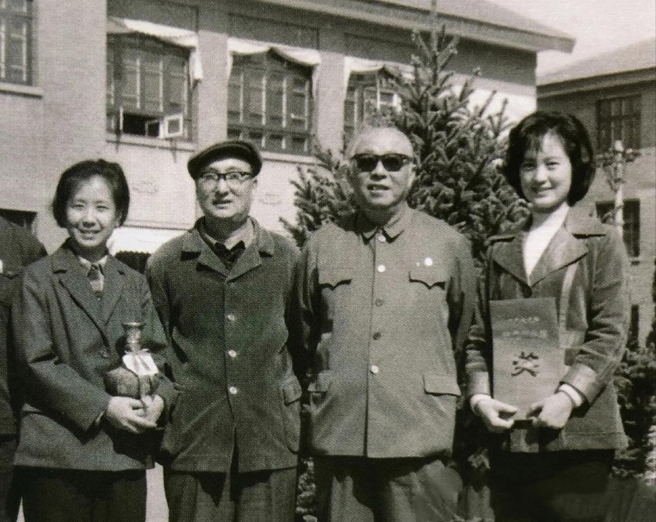 1979年获青年优秀创作奖的王好为导演到了2022年已经获金鸡奖终身成就奖了
接