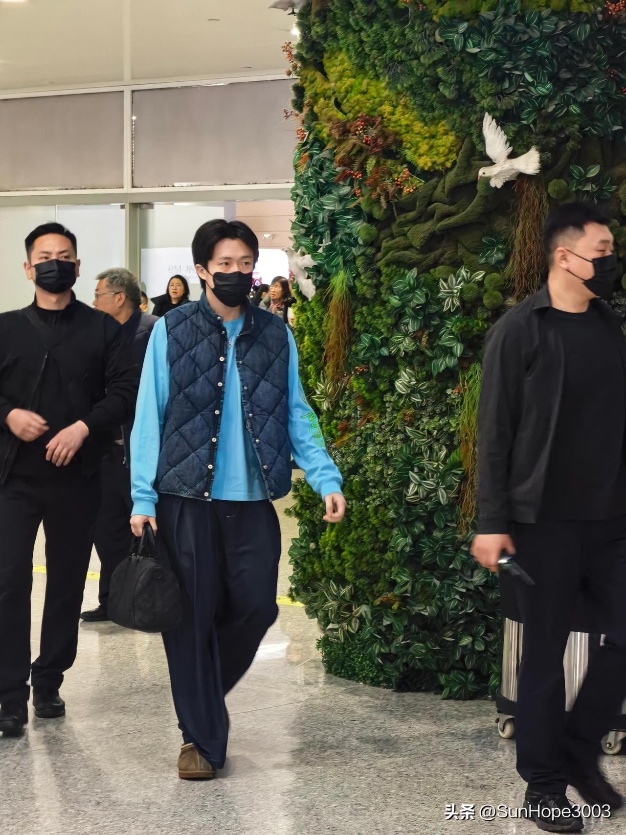 3.7日，王楚钦到达重庆，一身舒服帅气的打扮，重庆机场的安保确实不错。

国乒一