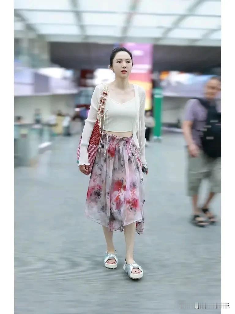 惊喜连连！网友北京偶遇董璇，离婚后的她非但无损风采，反而焕发新生，状态极佳，愈发