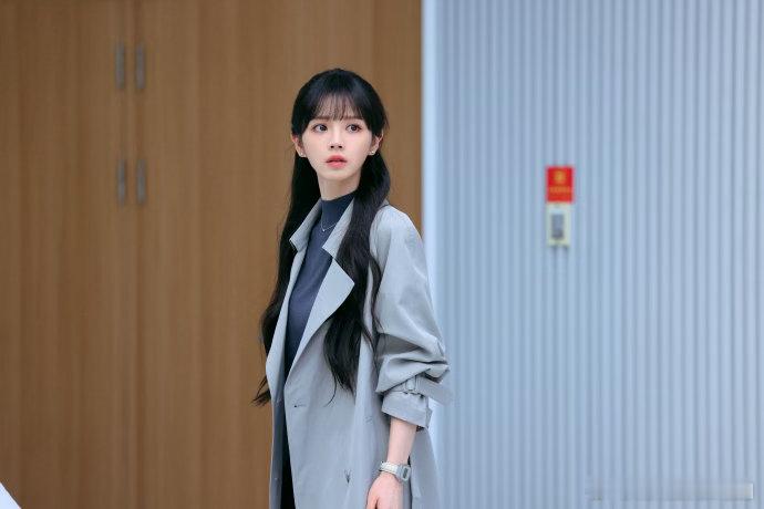 田曦薇好甜天才女友🌷谁能抵抗扎起高马尾的林知夏，田曦薇完美驾驭校园造型，鲜活少
