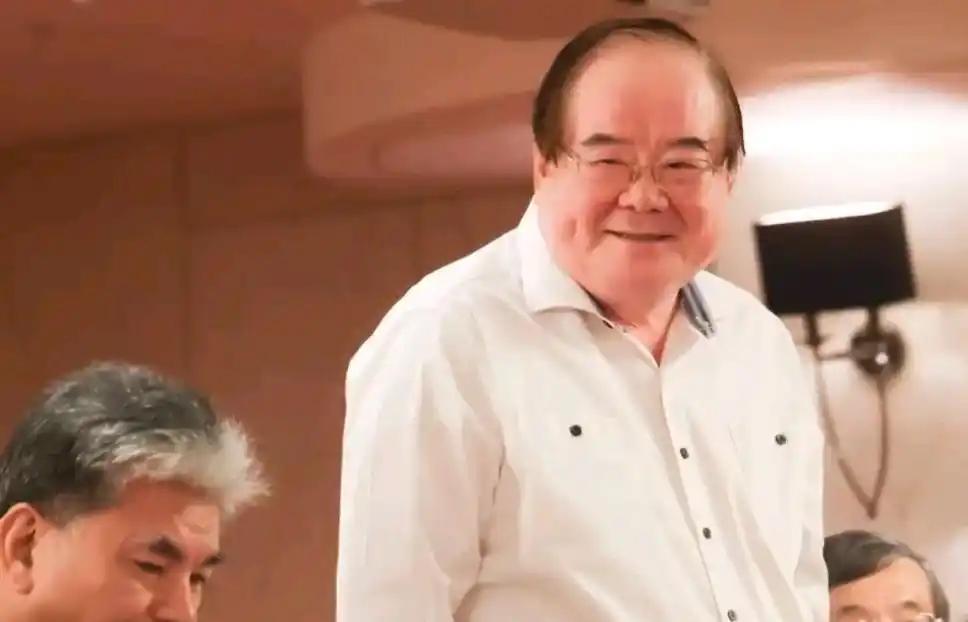 瞬间破防！77岁的李乾龙，用最朴实笨拙的举动，狠狠戳中了每个中国人心底最柔软的地