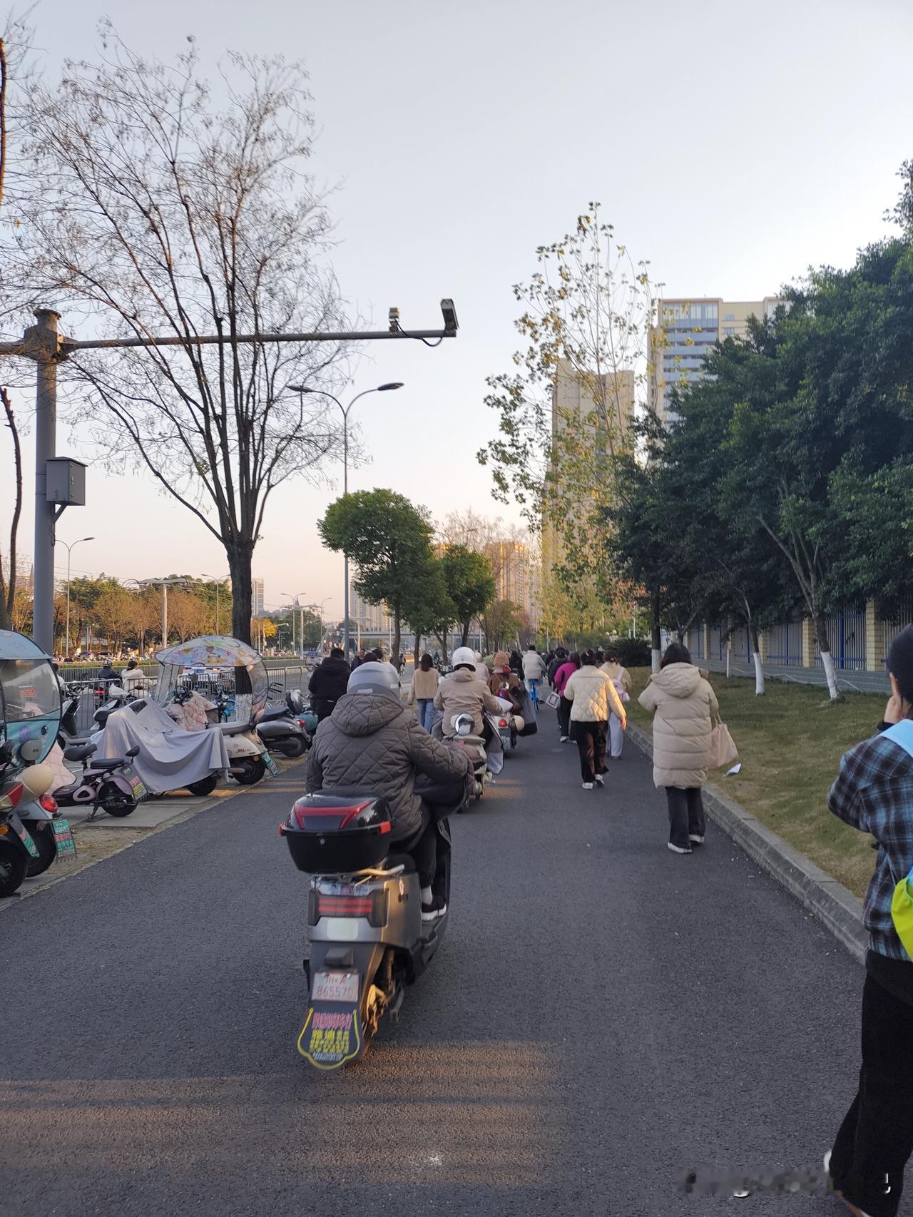 又下早班了！成都一打螺丝大厂最近天天下早班！
太阳还没落山，上下班路上一下子出现