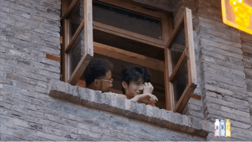 rapper可以很社会也可以很温柔 《微笑一号店 》里的朴鲨真的好多面，队友崩溃