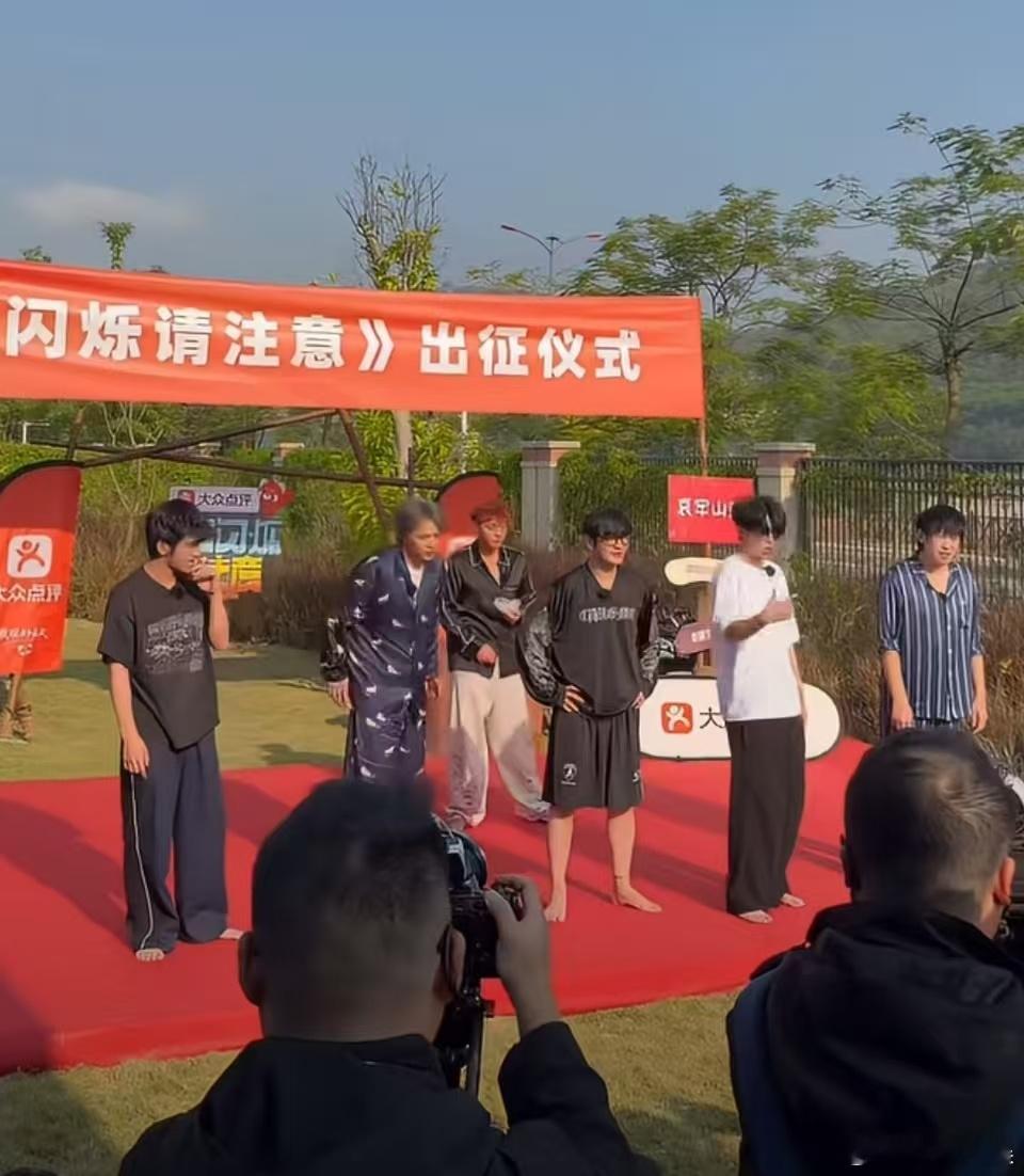 刘耀文素颜穿睡衣跳舞，刚睡醒吧，