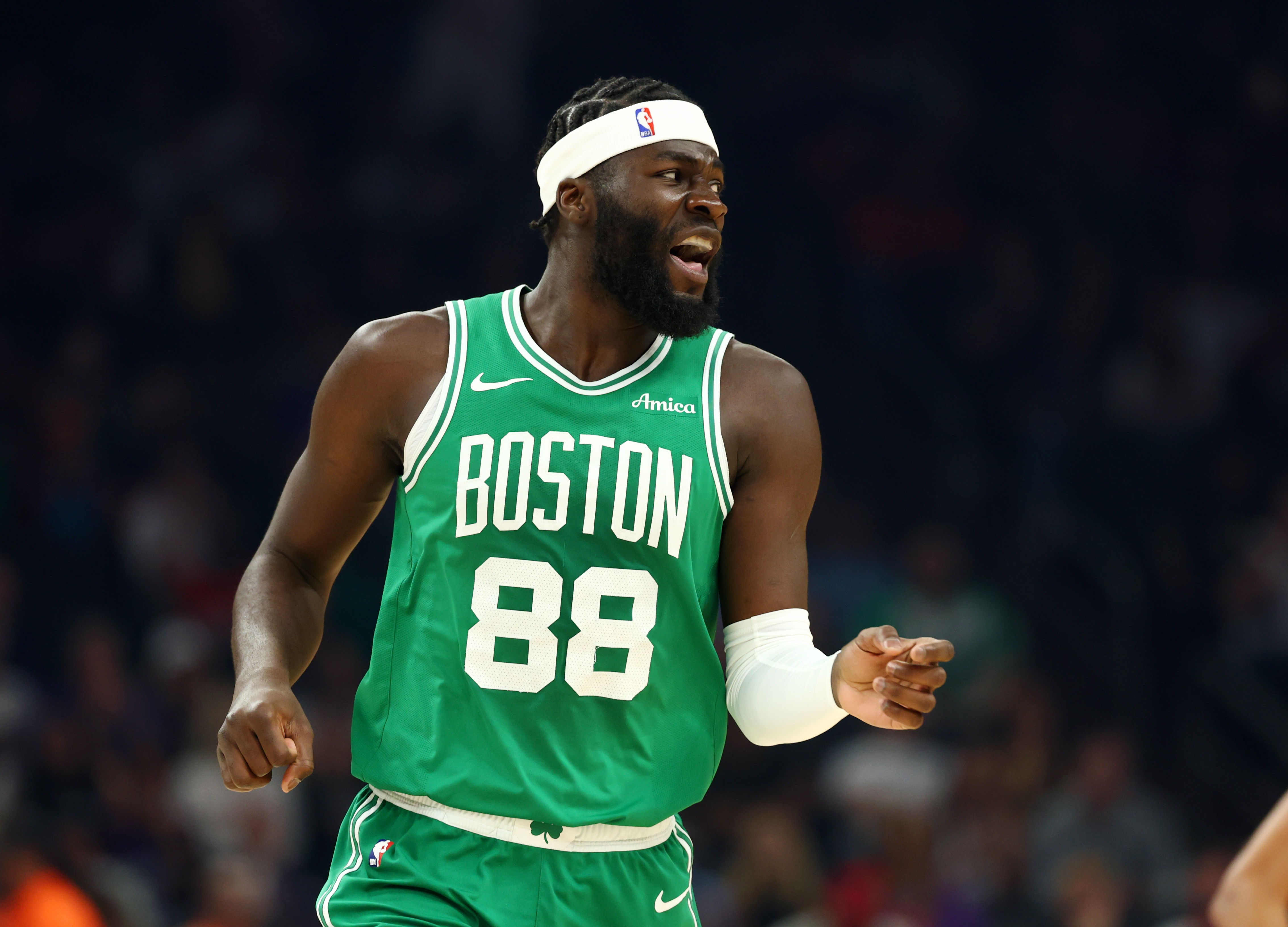 凯尔特人微速递 当被问到是否对科塔的成长感到惊讶时，布朗表示：“我不会说惊讶，但