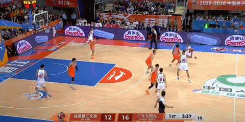 不得不说，拉科塞维奇可以啊，开局连得8分，存在感十足
有了大外援，广东宏远的进攻