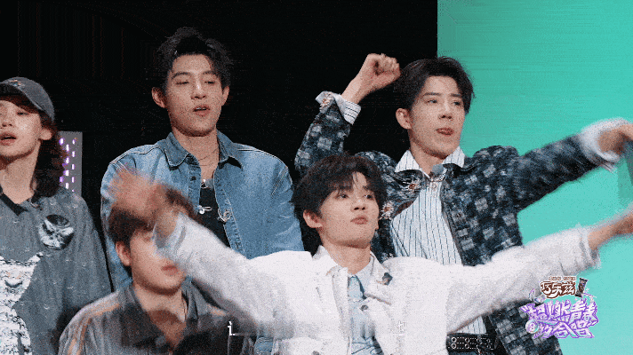 余宇涵余宇涵走到哪摔到哪超燃青春的合唱 小余总能在不经意间和椅子搞起小摩擦，逗得