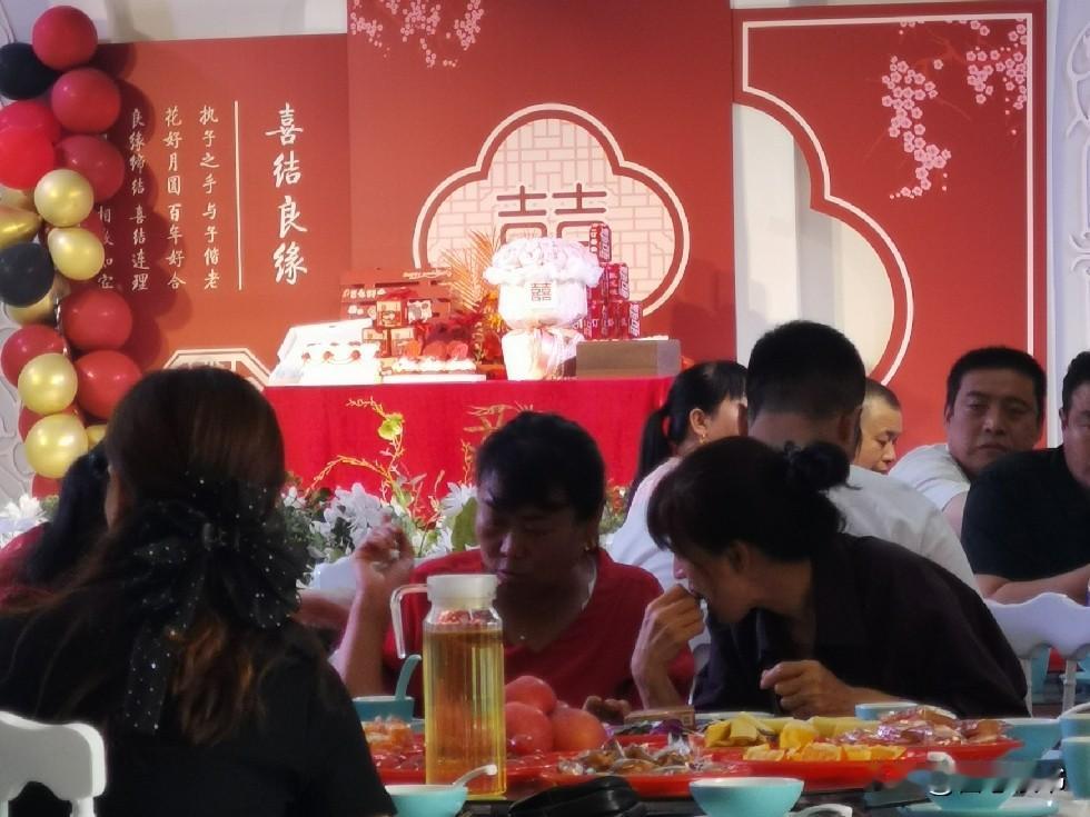 今天，我邻居家的儿子终于订婚了。
坐标山西临汾尧都区，我们这边的规矩：订婚当天，