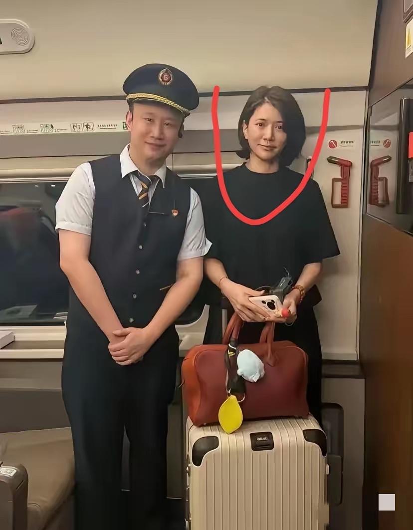 女神非常漂亮，和粉丝合影非常热情