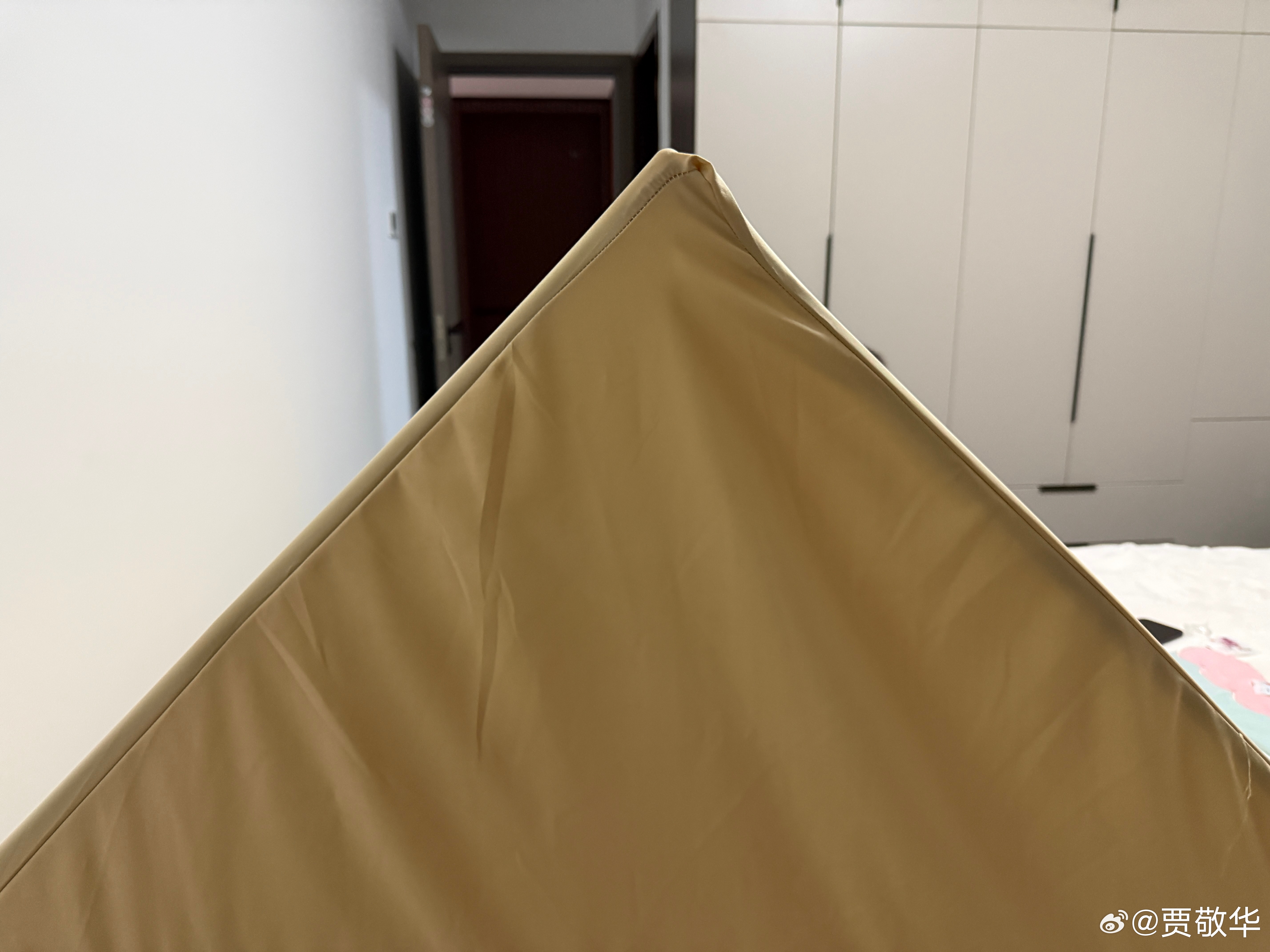 现在的小孩子太会玩了，非要在家里搭个帐篷，这是要在家里野营吗？ 