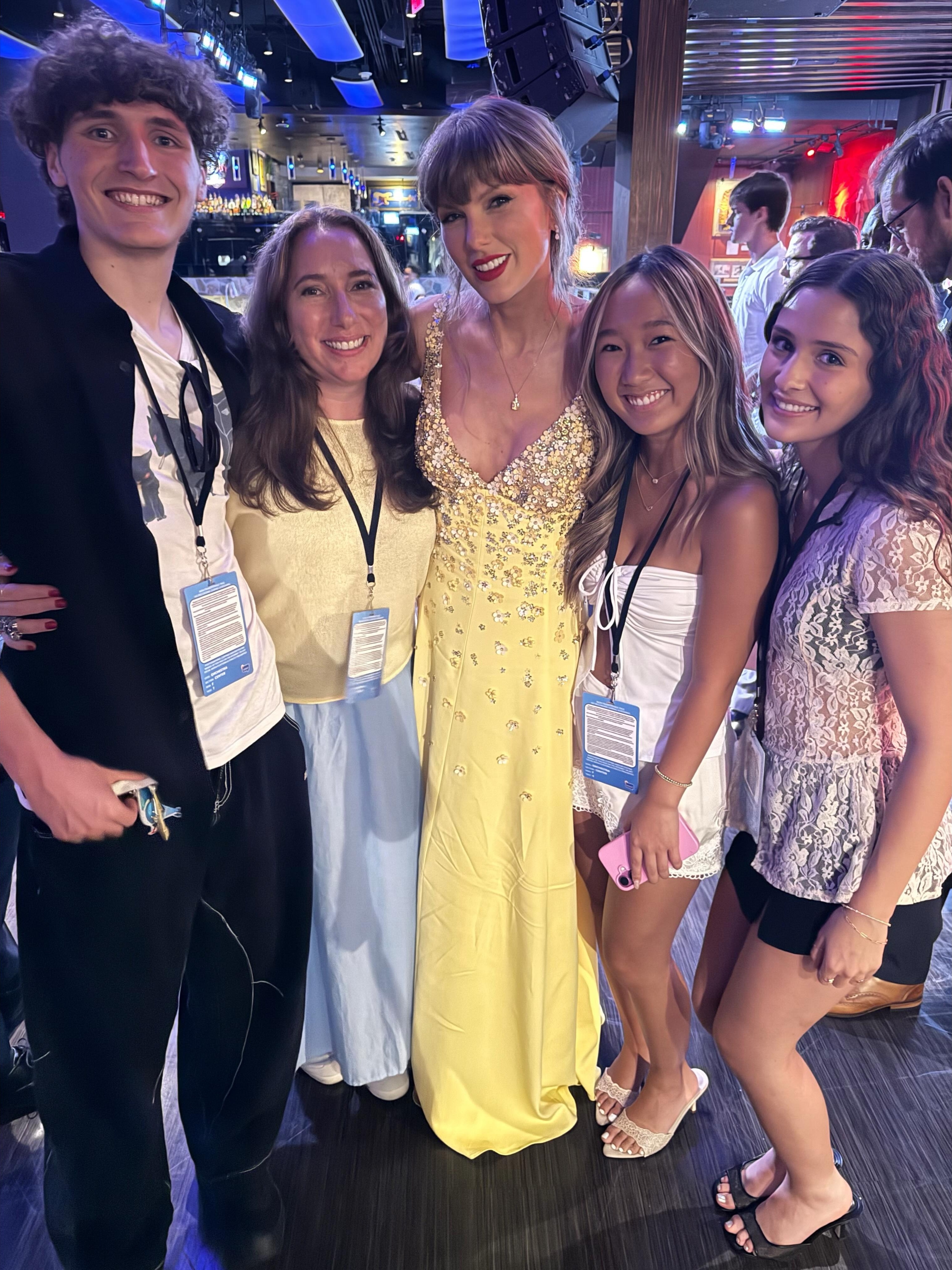 📸｜霉霉 Taylor Swift 在玩总5首映礼After-Party的合影