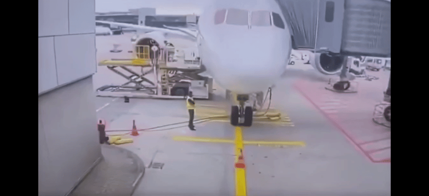 德国汉莎航空的波音787-9客机在法兰克福机场的廊桥停靠时出现起落架意外收起事故