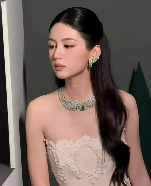 周也才是内娱真千金。
她家里在惠州有别墅，姐姐留学法国，是外企白领。
她父亲是广