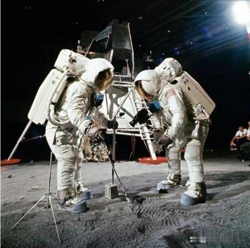 驴友晒图片赌脚印，输掉短裤衩。
甲：俺在上海外滩留下脚印。
乙：俺在泰山峰顶留下