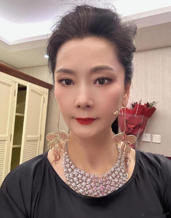 何赛飞老师的这耳环，真的不是一般人能驾驭得了的！ ​​​