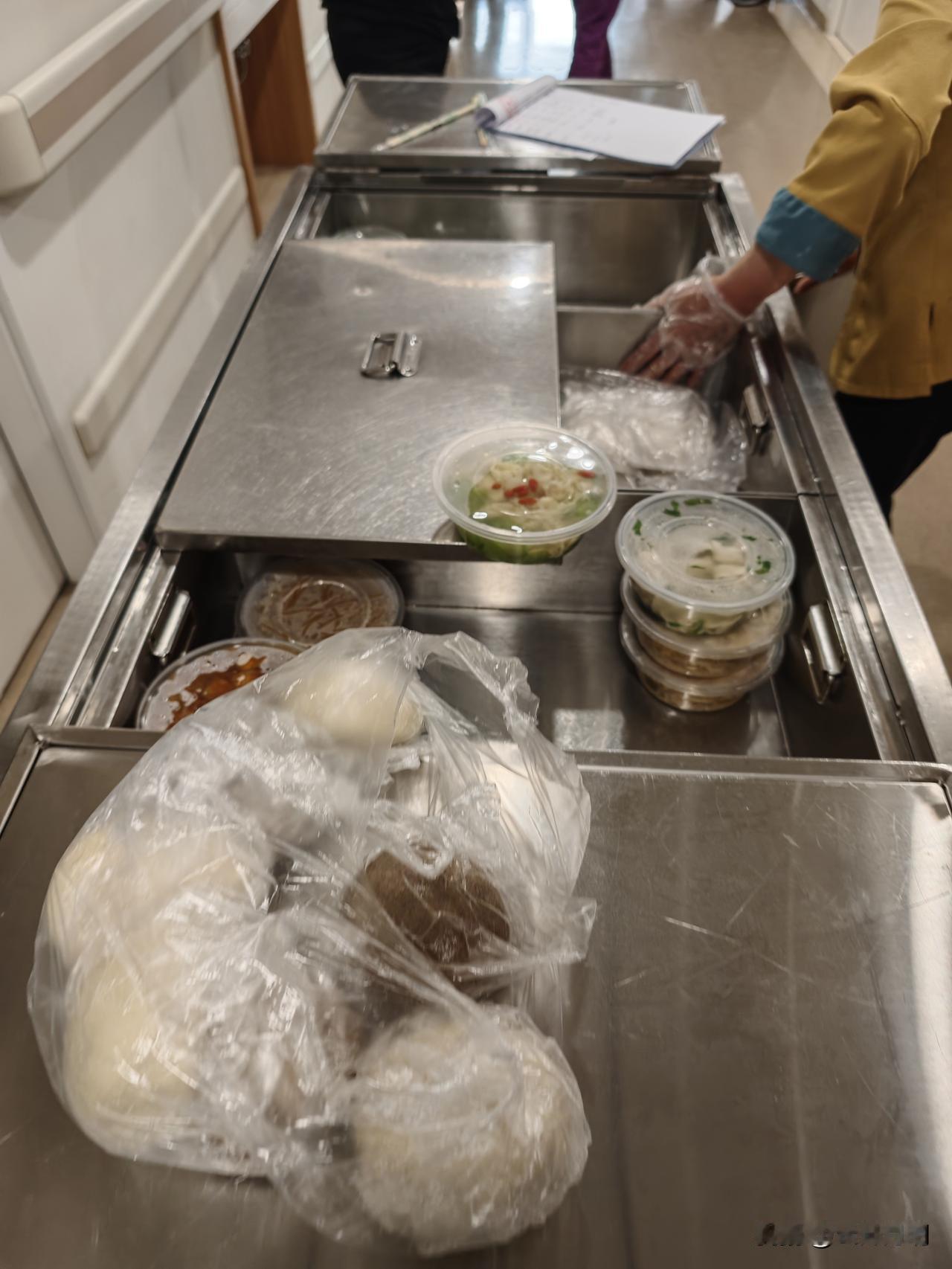 医院里订到的餐食，套餐早餐一般10块，午餐和晚餐一般25或者30，当然也提供小炒