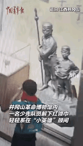“这一幕看哭了多少人！”小学生参观井冈山革命博物馆，其中一名小男孩竟做出一个惊人